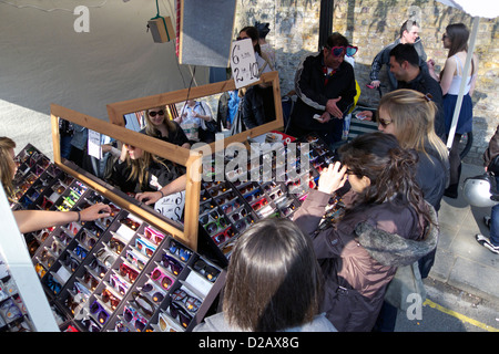 Vereinigtes Königreich Londoner Stadtteil Kensington und Chelsea Portobello Road Samstag Antiquitätenmarkt Stockfoto