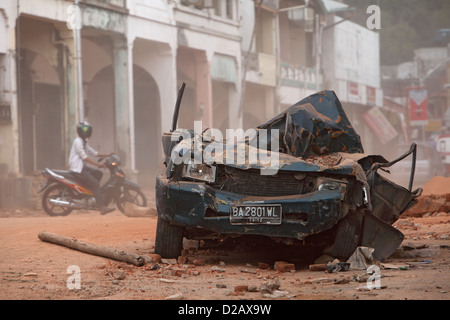 Padang, Indonesien, zerstörte ein Erdbeben Auto Stockfoto