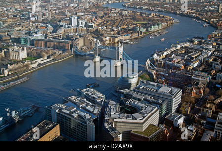 Die Aussicht vom The Shard, darunter der Tower of London, Tower Bridge, HMS Belfast und City Hall, London, England, Großbritannien Stockfoto