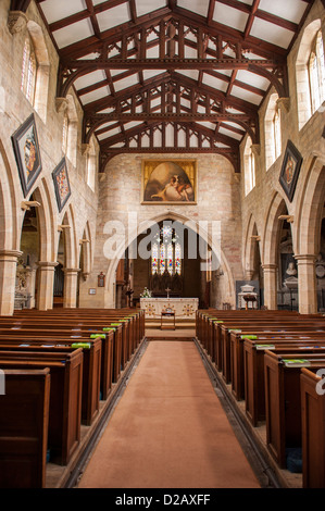Blick hinunter aisled Kirchenschiff (Holzbänke, Arkaden) an Arch & Altar - Innenraum der historischen Kirche St. Maria, Masham, Yorkshire, England, UK Chor. Stockfoto