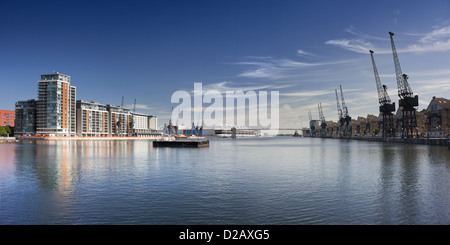 Weiten Blick nach Osten über das Wasser des Beckens Royal Victoria Dock in Londons Docklands. Stockfoto