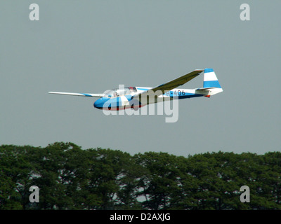 Der Schleicher ASK 13 ist ein zweisitziger Segelflugzeug, der vor allem für das Flugtraining eingesetzt wird. PH-406 ist eines der registrierten Flugzeuge, bekannt für seine Stabilität und Manövrierfähigkeit, ideal für Anfänger und erfahrene Piloten gleichermaßen. Stockfoto
