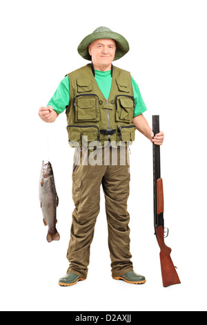 In voller Länge Portrait von Reifen Jäger mit Flinte hält einen Fisch isoliert auf weißem Hintergrund Stockfoto