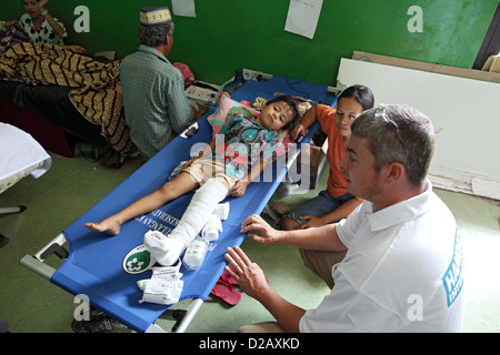 Pariaman, Indonesien, Handicap International Personal im Krankenhaus mit einem verletzten jungen Stockfoto