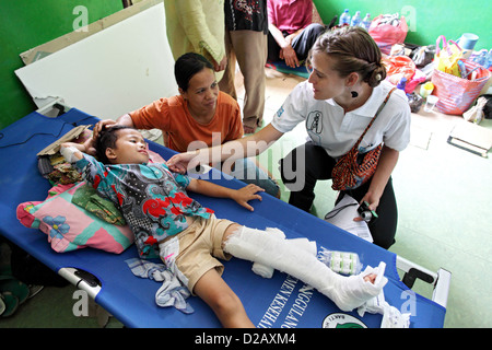 Pariaman, Indonesien, Handicap International Personal im Krankenhaus mit einem verletzten jungen Stockfoto