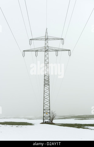 Strommast in der winterlichen Landschaft, Deutschland Stockfoto