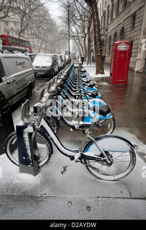 London, UK. 18. Januar 2013. Schnee fällt in der Londoner keine Nachfrage für Barclays Boris Bikes an der Northumberland Avenue zu schaffen. Ein Bernstein Unwetterwarnung war für London und der englischen SE angekündigt. CreditL Malcolm Park/Alamy Live-Nachrichten Stockfoto