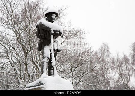 Schnee nimmt das Gesicht ein Lot auf dem ersten Weltkrieg-Denkmal in Abergavenny, Wales, UK Stockfoto