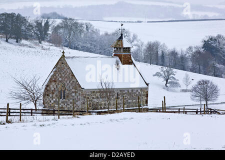 Freitag, 18. Januar 2013, die kleine Kapelle am Fifield Bavant in Wiltshire, umgeben von schneebedeckten Feldern. Fifield Bavant Kapelle wird regelmäßig die zweitkleinste Kapelle in England. Stockfoto