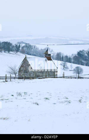 Freitag, 18. Januar 2013, die kleine Kapelle am Fifield Bavant in Wiltshire, umgeben von schneebedeckten Feldern. Fifield Bavant Kapelle wird regelmäßig die zweitkleinste Kapelle in England. Stockfoto