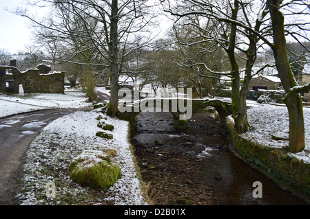 Der Weiler Wycoller im Winter in der Nähe der Bronte-Weg mit der Lastesel Bridge, Clapper Bridge und Wycoller Halle Stockfoto