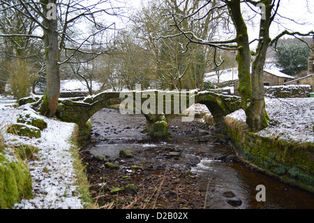 Der Weiler Wycoller im Winter in der Nähe der Bronte-Weg mit der Lastesel Bridge, Clapper Bridge und Wycoller Halle Stockfoto