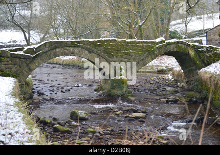 Der Weiler Wycoller im Winter in der Nähe der Bronte-Weg mit der Lastesel Bridge, Clapper Bridge und Wycoller Halle Stockfoto