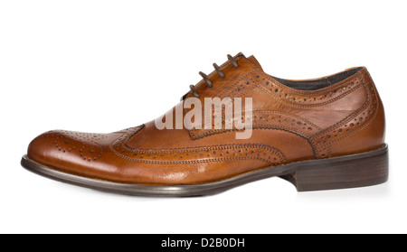 Seitenansicht von einer stilvollen braun Leder Herren schnüren Schuh mit eleganten Naht Musterung für Abendgarderobe auf weiß Stockfoto