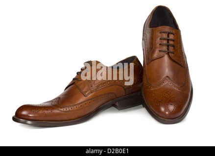 Paar elegante braune Leder Herren Schnürschuhe mit eleganten Naht Musterung für Abendgarderobe auf weiß Stockfoto