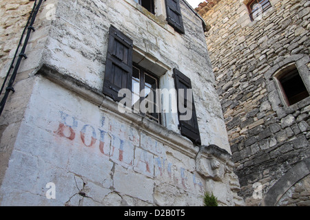 Dorfstraße in Lacoste in Provence, Frankreich Stockfoto