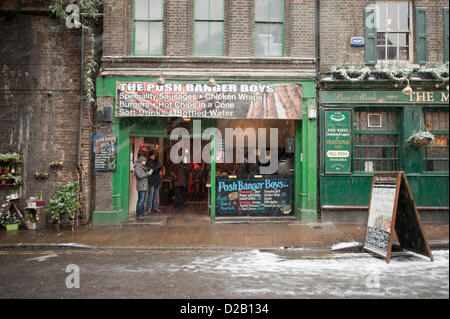 London, UK. 18. Januar 2013. Schnee fällt im Borough Market. Ein Bernstein Unwetterwarnung war für London und der englischen SE angekündigt. CreditL Malcolm Park/Alamy Live-Nachrichten Stockfoto