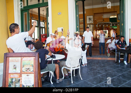 Havanna, Kuba, ein Musiker in einer Bierbar in Alt-Havanna Stockfoto