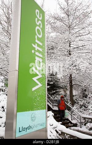 Waitrose Supermarkt Schild mit Kunden Wandern im Schnee, Abergavenny, Wales, UK Stockfoto