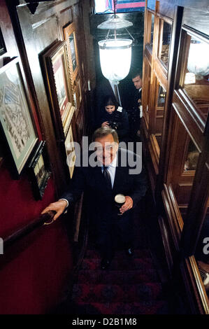 US-Verteidigungsminister Leon Panetta besucht das Schiff und Shovell Pub 18. Januar 2013 in London, England, UK. Panetta ist auf eine sechs-Tage-Reise nach Europa, Führer und US-Truppen zu treffen. Stockfoto