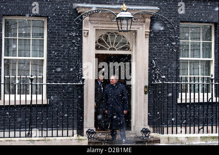 US-Verteidigungsminister Leon Panetta beendet 10 Downing Street an einem verschneiten Tag nach einem Treffen mit dem britischen Premierminister David Cameron 18. Januar 2013 in London, England, UK. Panetta ist auf eine sechs-Tage-Reise nach Europa, Führer und US-Truppen zu treffen. Stockfoto