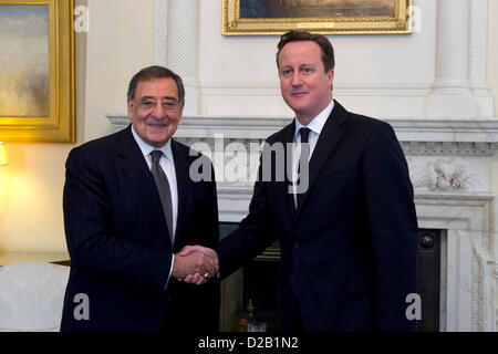 US-Verteidigungsminister Leon Panetta trifft mit britischen Premierminister David Cameron in 10 Downing Street 18. Januar 2013 in London, England, UK. Panetta ist auf eine sechs-Tage-Reise nach Europa, Führer und US-Truppen zu treffen. Stockfoto
