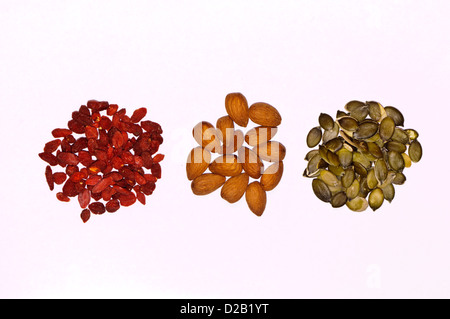 Mischung aus Mandeln, Goji Samen und Kürbiskerne isoliert auf weiss Stockfoto