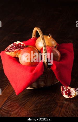 Stilleben mit Granatäpfeln, eine klassische Herbst Frucht Stockfoto