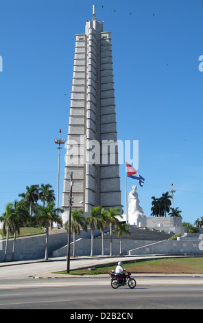 Havanna, Kuba, der Obelisk auf der Plaza De La Revolucion, die sitzende Statue vor Jose Marti Stockfoto