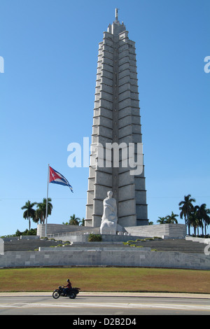 Havanna, Kuba, der Obelisk auf der Plaza De La Revolucion, die sitzende Statue vor Jose Marti Stockfoto