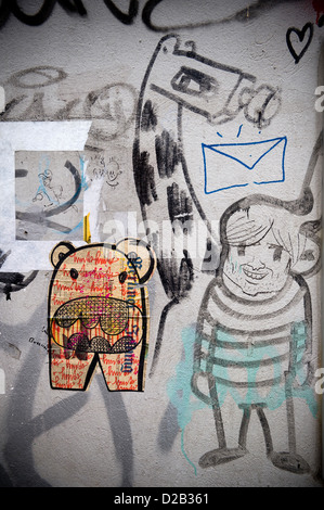 Berlin, Deutschland, eine Zeitung aus Plakatiertes Nilpferd an einer Hauswand Stockfoto