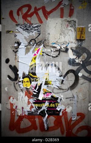 Berlin, Deutschland, Tags und Aufkleber Rückstände an der Wand Stockfoto