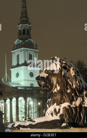 Trafalgar Square, London, UK. 18. Januar 2013. Die Kirche St Martins in den Feldern und einer der Edwin Landseers Löwen mit Schnee auf dem Trafalgar Square bedeckt. London im Schnee in der Nacht. Bildnachweis: Matthew Chattle/Alamy Live-Nachrichten Stockfoto