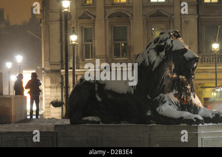 Trafalgar Square, London, UK. 18. Januar 2013. Eines Edwin Landseers Löwen fallen im Schnee auf dem Trafalgar Square. London im Schnee in der Nacht. Bildnachweis: Matthew Chattle/Alamy Live-Nachrichten Stockfoto