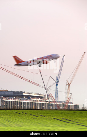 Schönefeld, Deutschland, ein startendes von EasyJet vor dem neuen BBI-Terminal Stockfoto