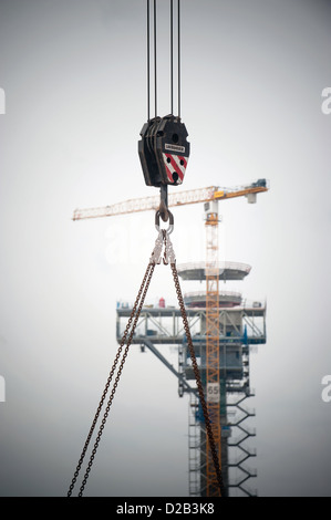 Schönefeld, Deutschland, ein Kran vor dem neuen Kontrollturm auf der BBI-Baustelle Stockfoto