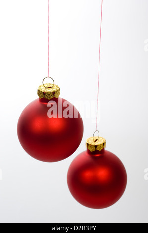 Berlin, Deutschland, zwei Aufgehaengte Weihnachtsbaumkugeln Stockfoto