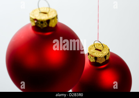 Berlin, Deutschland, zwei Aufgehaengte Weihnachtsbaumkugeln Stockfoto