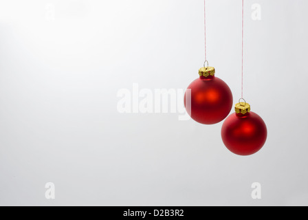 Berlin, Deutschland, zwei Aufgehaengte Weihnachtsbaumkugeln Stockfoto