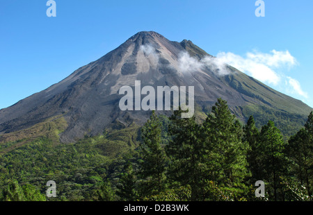 Vulkan Arenal in Costa Rica an einem klaren Tag. Rauch & Dampf, die sich aus knapp unterhalb der oberen Konus. Nordöstlichen hängen. Stockfoto