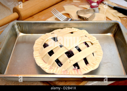 Frische Blueberry Pie bereit für den Backofen Stockfoto