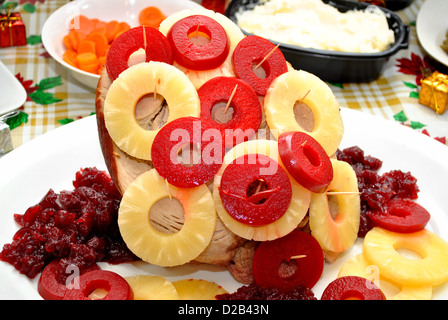 Bunte Weihnachtsschinken mit Ananas und kandierten Apfelscheiben Stockfoto