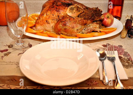 Thanksgiving-Essen mit Tischdekoration Stockfoto