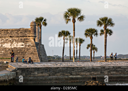 Menschen mit Blick auf Bucht von Matanzas von den Wänden des Castillo de San Marcos in St. Augustine, Florida. Stockfoto