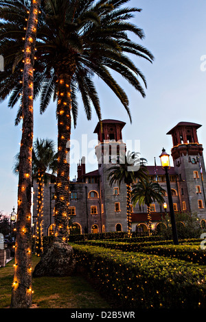 Weihnachtslichter schmücken das Lightner Museum in St. Augustine, Florida. Das Gebäude war ursprünglich das Alcazar Hotel. Stockfoto