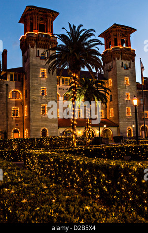 Weihnachtslichter schmücken das Lightner Museum in St. Augustine, Florida. Das Gebäude war ursprünglich das Alcazar Hotel. Stockfoto