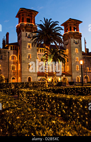 Weihnachtslichter schmücken das Lightner Museum in St. Augustine, Florida. Das Gebäude war ursprünglich das Alcazar Hotel. Stockfoto