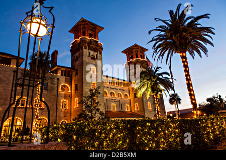 Weihnachtslichter schmücken das Lightner Museum in St. Augustine, Florida. Das Gebäude war ursprünglich das Alcazar Hotel. Stockfoto