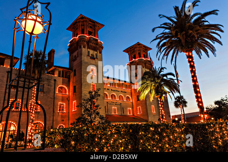 Weihnachtslichter schmücken das Lightner Museum in St. Augustine, Florida. Das Gebäude war ursprünglich das Alcazar Hotel. Stockfoto