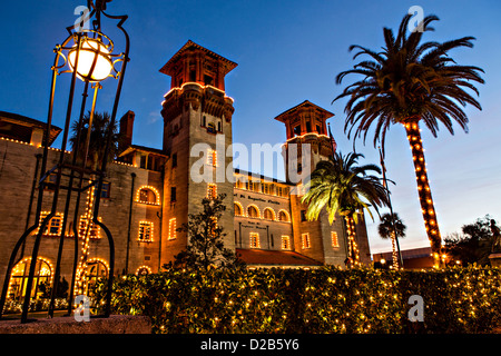 Weihnachtslichter schmücken das Lightner Museum in St. Augustine, Florida. Das Gebäude war ursprünglich das Alcazar Hotel. Stockfoto